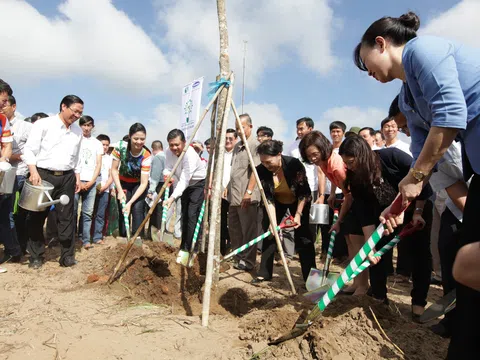 Vinamilk và Quỹ 1 triệu cây xanh cho Việt Nam trồng cây tại nhiều địa danh lịch sử