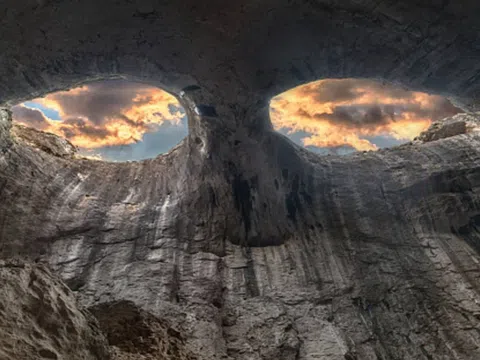 Video: Hang động ẩn chứa "đôi mắt của thần" nổi tiếng tại Bulgaria