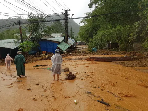 Sạt lở đất nghiêm trọng tại Quảng Nam, vùi lấp nhiều nhà dân