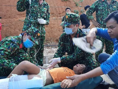 Vụ sạt lở ở Quảng Nam: Mẹ gào khóc bới đất đá tìm con