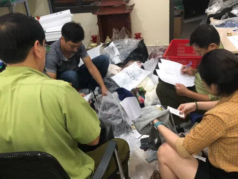 Hà Nội: Kiểm tra, bắt quả tang cơ sở đang “hô biến” hàng Trung Quốc thành hàng hiệu