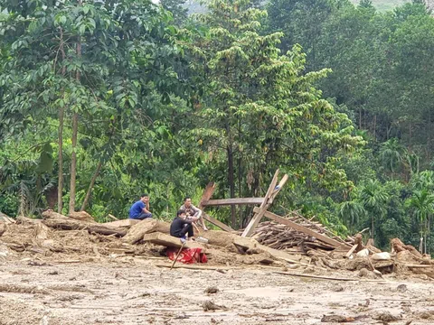 Theo chân công binh vào vùng sạt lở đất ở Trà Leng