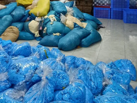 Bắc Ninh: Phát hiện kho hàng chứa găng tay cao su bẩn lớn nhất từ trước tới nay