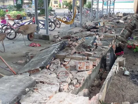 Đồng Nai: Tường bao quanh trường tiểu học bất ngờ đổ sập