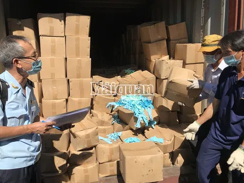 TP.HCM: Bắt giữ 2 container găng tay y tế nghi đã qua sử dụng