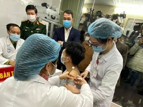 3 người Việt Nam đã tiêm thử nghiệm những mũi vaccine COVID-19 đầu tiên