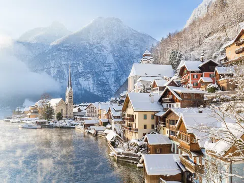 Video: Ngắm cảnh mùa đông tuyết trắng ở ngôi làng cổ bậc nhất châu Âu