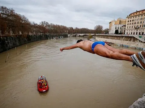 Video: Độc đáo truyền thống nhảy xuống sông để mừng năm mới ở Italy