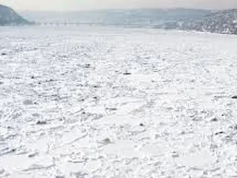 Video: Sông Hoàng Hà (Trung Quốc) bị đóng băng hơn 700 km
