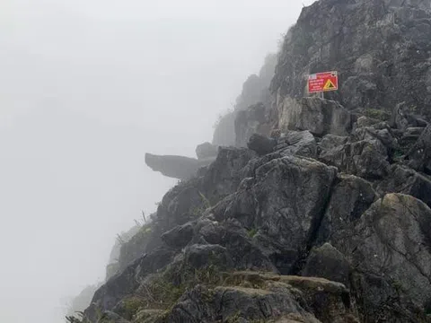 Một phượt thủ rơi từ "mỏm đá tử thần" tại Hà Giang trong quá trình leo lên chụp ảnh