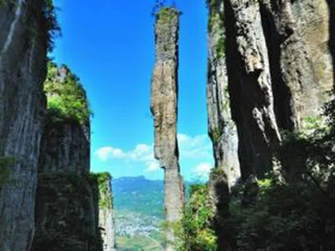 Video: Mục sở thị cột đá "thiên tạo" cao 150m ở Trung Quốc