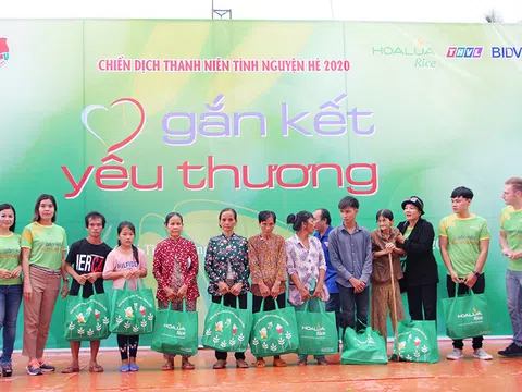 Dàn sao Việt đem gạo Hoa Lúa về Vĩnh Long “Gắn kết yêu thương” bà con nghèo