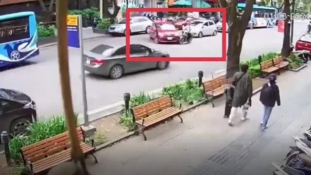 Clip: Bất ngờ quay đầu thiếu quan sát, ô tô gây tai nạn cho xe máy