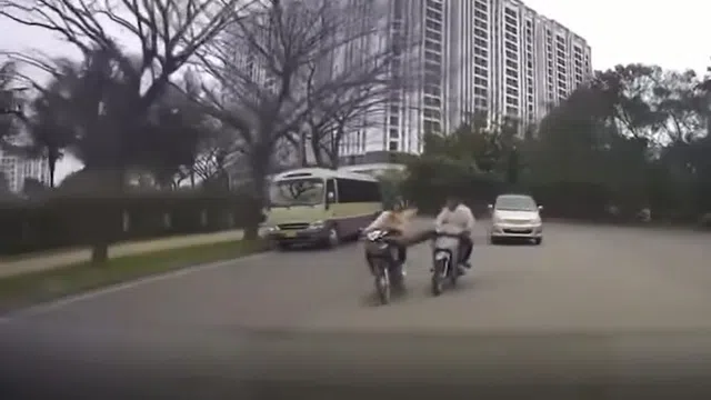 Clip: Thanh niên ngổ ngáo lái xe vượt ẩu, cố tình gây tai nạn