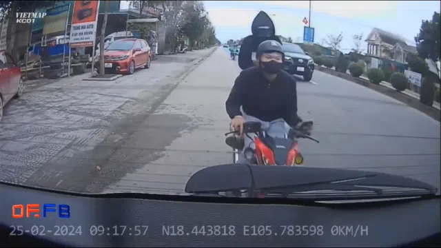 Clip: Mải mê điện thoại, thanh niên tông trúng đuôi ô tô