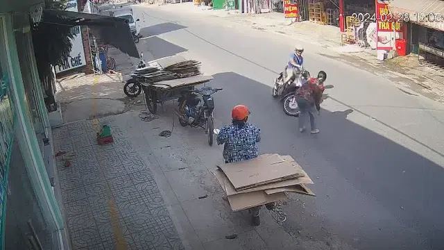 Clip: Mải lao sang đường nhặt tiền rơi, người phụ nữ bị xe máy tông bất tỉnh