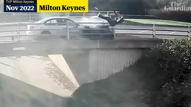 Clip: Xe ô tô BMW cố tình chèn ép, hất văng người đi xe máy xuống cầu