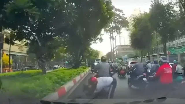 Clip: Bố chở đi học, con rơi xuống đường ngay trước đầu ô tô