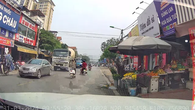 Clip: Tránh người đàn ông sang đường, cô gái trẻ suýt lao đầu vào xe bồn