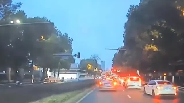 Clip: Maybach phóng nhanh mất lái gây tai nạn liên hoàn, 4 người thương vong