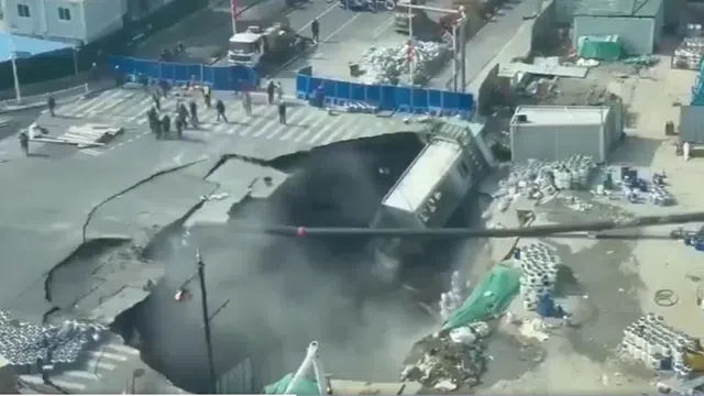 Hiện trường ám ảnh vụ hố tử thần "nuốt chửng" nhiều container giữa Thượng Hải