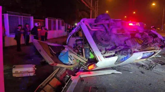 Clip hiện trường tai nạn kinh hoàng rạng sáng: Xe lật, mảnh vỡ văng khắp nơi, 19 người thương vong