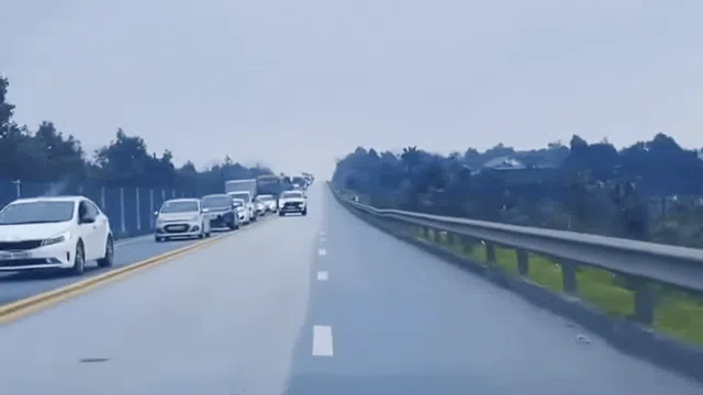 Clip xe bán tải lấn làn ngược chiều, nhá đèn loạn xạ trên cao tốc Nội Bài – Lào Cai: Danh tính nữ tài xế