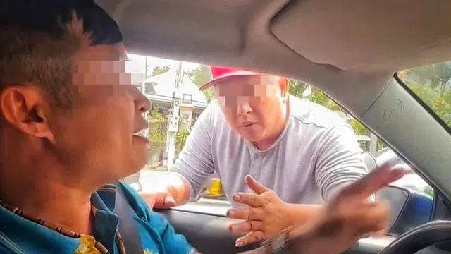 Clip nóng: Hai tài xế dừng xe giữa đường tranh cãi, công an vào cuộc xác minh