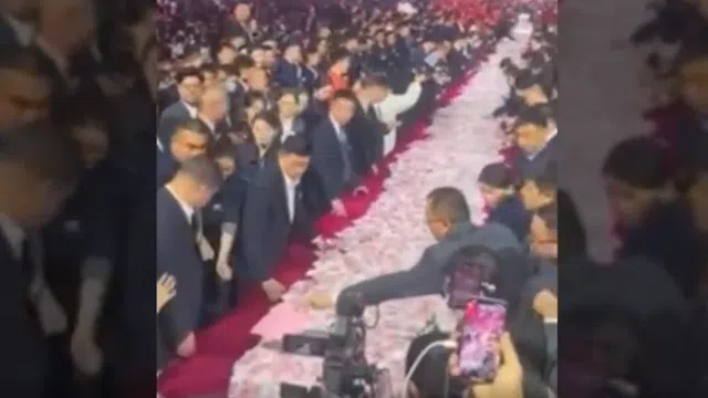 Choáng váng cảnh tiền mặt chất kín 800 bàn tiệc tất niên, 7.000 nhân viên xếp hàng chờ hiệu lệnh "giật tiền"