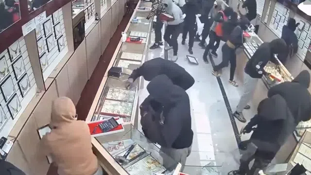 Clip sốc: Gần 20 đối tượng bịt mặt "đánh úp" tiệm trang sức, cướp hàng chục tỷ chỉ trong 70 giây