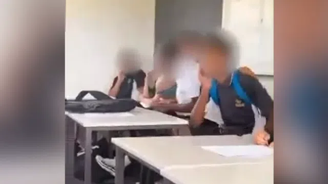 Clip chấn động Australia: 5 học sinh quây cô giáo để quấy rối