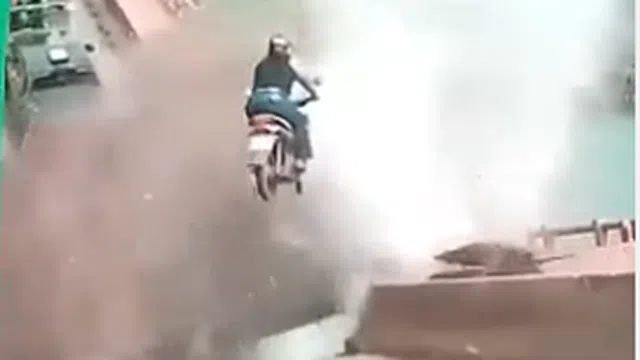 Kinh hoàng khoảnh khắc cầu sập ở Brazil: Xe tải, ô tô và xe máy bị hất tung xuống sông