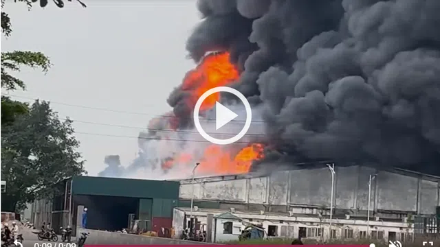 Video: Cháy kinh hoàng kèm nhiều tiếng nổ lớn tại xưởng tái chế nhựa ở Hưng Yên