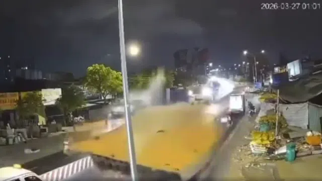 Video: Kinh hoàng khoảnh khắc tấm thép hơn 10 tấn rơi đè bẹp cabin xe rác làm tài xế tử vong