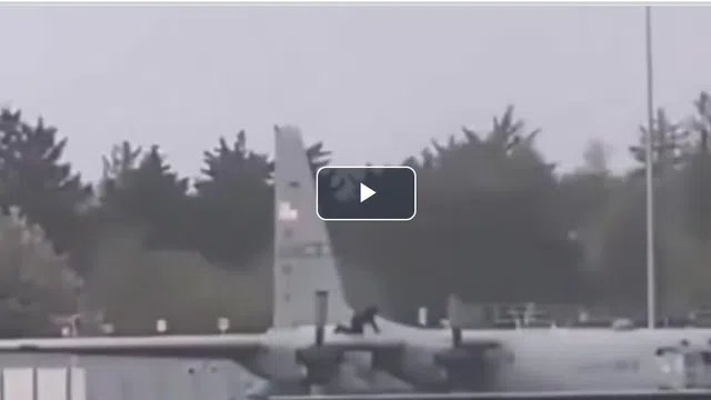 Clip: Người đàn ông cầm rìu bổ liên tục xuống máy bay quân sự Mỹ ở Ireland