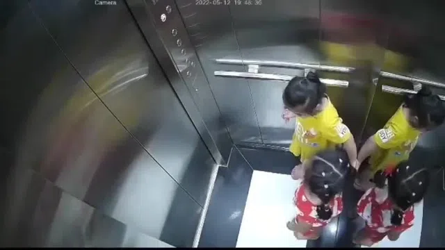 Video: 3 đứa trẻ hốt hoảng vì thang máy không di chuyển, tất cả vì lỗi cơ bản này
