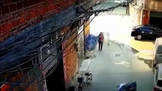 Video: Thót tim khoảnh khắc người phụ nữ bị xe đẩy rơi trúng người khi đang cõng cháu