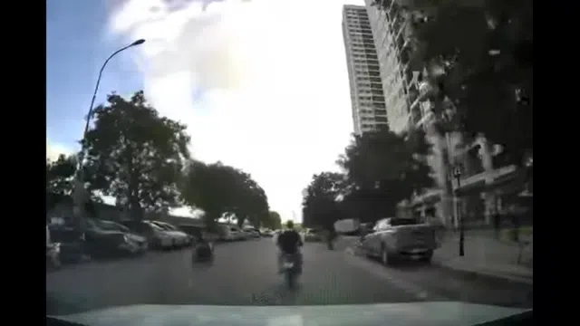 Video: Xe bán tải bất ngờ trôi ra đường, người đàn ông bế con hốt hoảng chạy theo