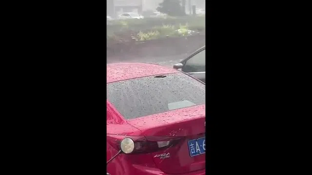 Video: Mưa đá kinh hoàng xảy ra tại Trung Quốc