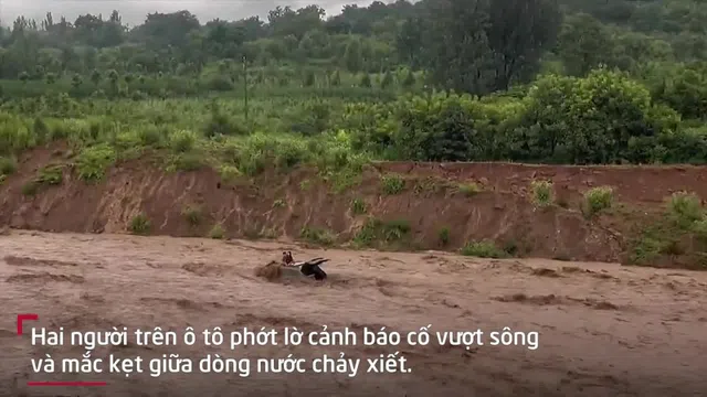 Video: Giải cứu đội nam nữ mắc kẹt trên ô tô giữa dòng nước lũ