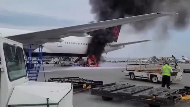 Clip: Xe bồn chở nước bốc cháy dữ dội ngay cạnh chiếc máy bay