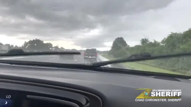 Video: Hoảng hồn trước cảnh ô tô bị sét đánh trúng trên đường cao tốc