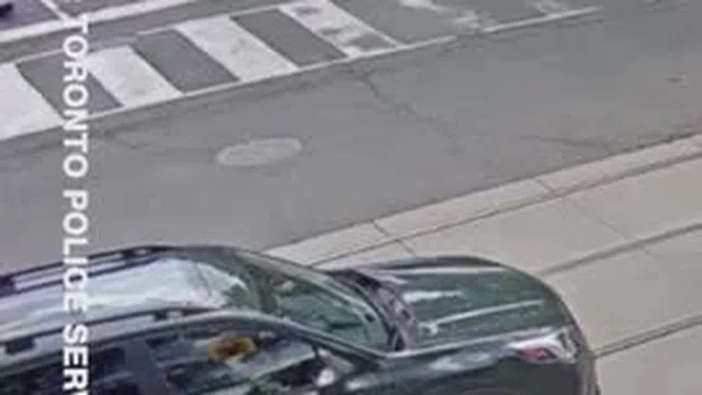 Video: Đối tượng lái ô tô ăn trộm đâm vào nhóm cảnh sát rồi bỏ trốn