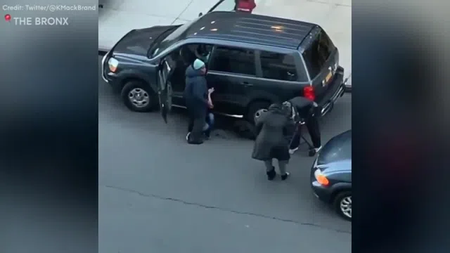 Clip: Người phụ nữ tung đòn quật ngã tên trộm ô tô giữa phố