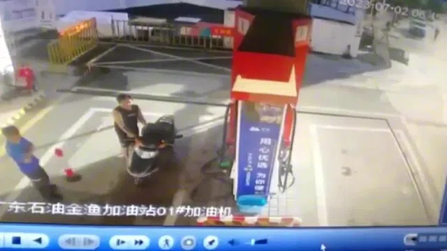 Clip: Người đàn ông châm lửa đốt xe máy rồi đẩy vào cây xăng