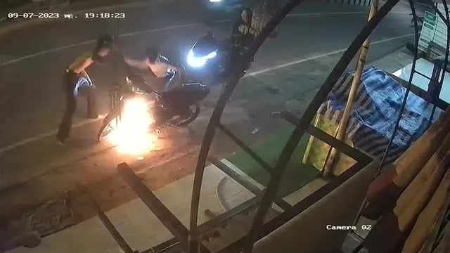 Clip: Xe máy bốc cháy khi vừa khởi động, 2 thanh niên cởi áo dập lửa