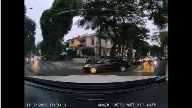 Clip: Lấn làn bị chặn đầu, nữ tài xế Mercedes đỗ xe giữa phố rồi bỏ đi