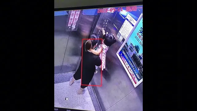 Clip: Thót tim khoảnh khắc bé gái bị kẹt tay vào cửa thang máy