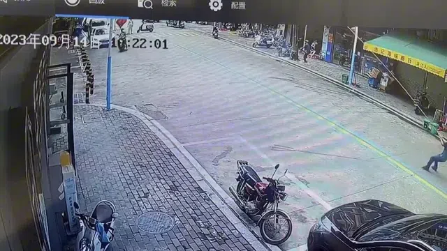 Clip: Phớt lờ cảnh báo, người đi xe máy bị cây đè trúng người