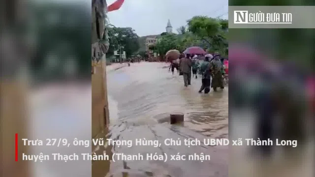 Clip: Hỗ trợ học sinh Thanh Hóa vượt dòng lũ chảy xiết về nhà